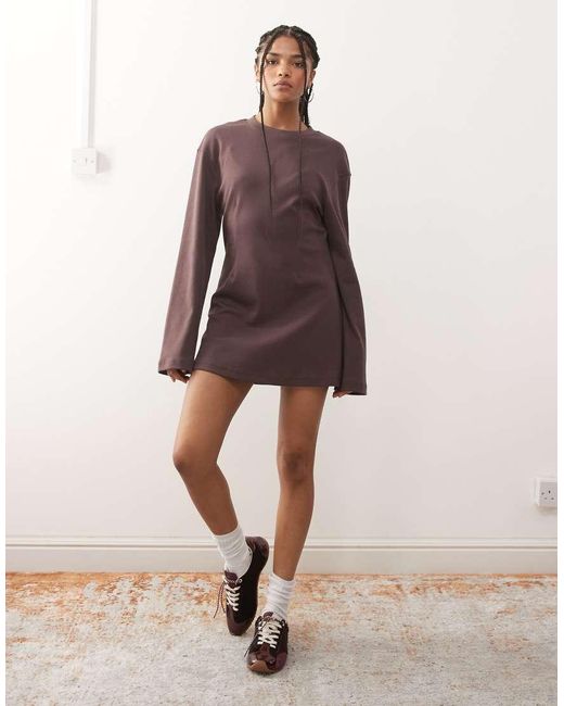 Vestido Corto Estilo Camiseta De Manga Larga Con Cintura Entallada De Monki de color Brown