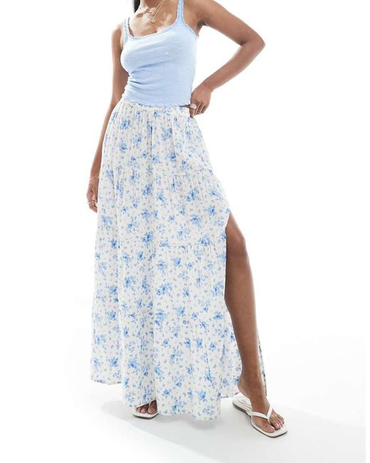 Falda Larga Azul Escalonada Con Estampado Floral Y Abertura Lateral De Miss Selfridge de color Blue