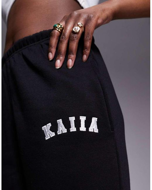 Kaiia Tall in het Black