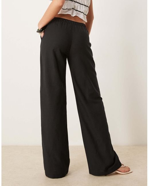 Str - pantalon taille basse aspect lin Stradivarius en coloris Black