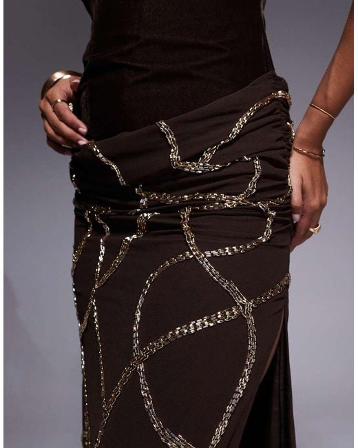 Vestido Marrón Entallado Con Cuerpo De Terciopelo Y Falda Drapeada Superpuesta Con Abalorios De ASOS de color Brown