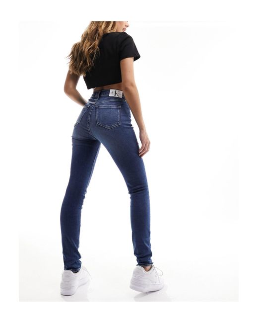Jeans skinny a vita alta lavaggio medio di Calvin Klein in Blue