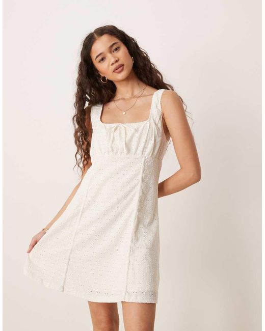 Vestido Corto Blanco De Estilo Mesonera Con Diseño Bordado De Vila de color Natural