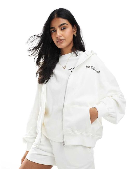 Felpa Con Cappuccio Écru Con Grafica "Running Club" E Zip di Pull&Bear in White