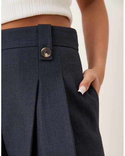 Pantalones De Sastre Capri De Pernera Ancha Con Patrón De Espiga Y Pinzas De ASOS de color Blue
