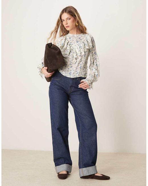 Blusa Bianca A Fiorellini Con Volant Sul Davanti di New Look in Blue