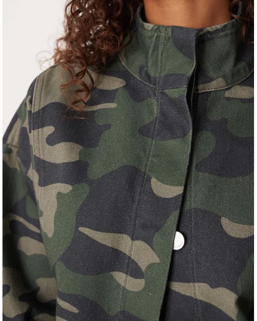 ASOS Green – jeansjacke mit stehkragen und military-muster