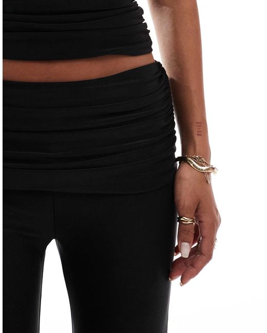 Exclusivité - - pantalon évasé d'ensemble double épaisseur près du corps à taille rabattue Kaiia en coloris Black