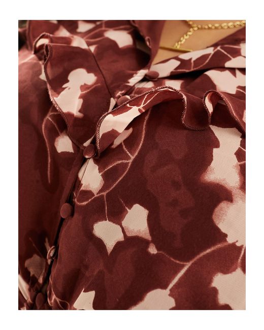 Asos design curve - robe longue boutonnée à fleurs avec corsage froncé et volants - rouge ASOS en coloris Red