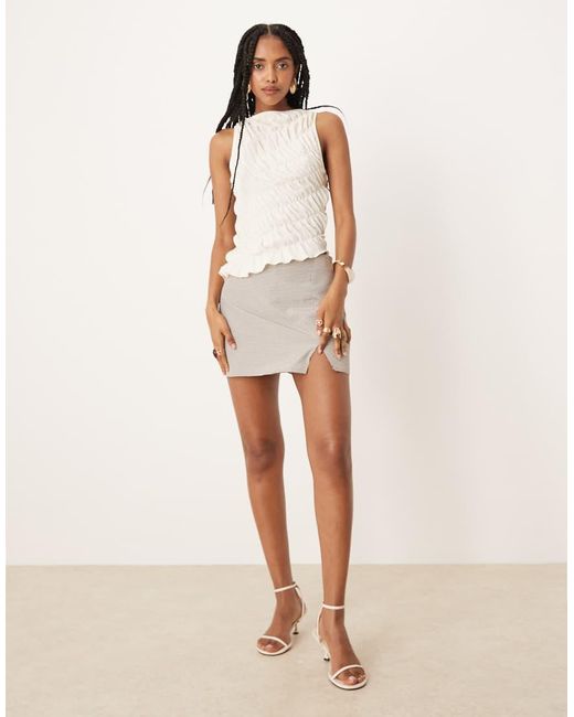 Top Asimmetrico Color Crema Arricciato di ASOS in White