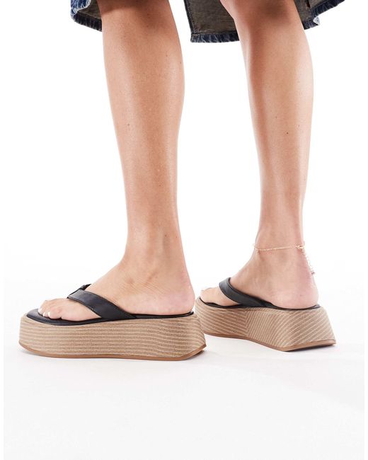London Rebel Blue – espadrilles-zehenstegsandalen aus em kunstleder mit flacher plateausohle