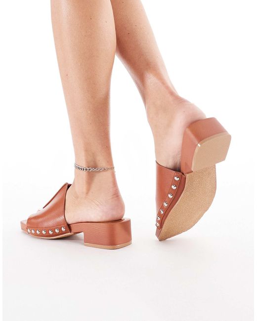 Sandales à talon avec bride à clous en imitation daim - fauve London Rebel en coloris Pink