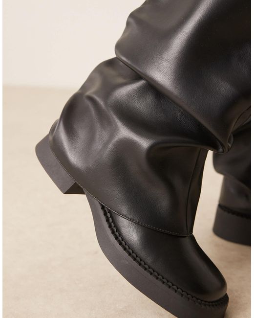 Caden - bottes hauteur genou plates et chunky à rabat ASOS en coloris Black