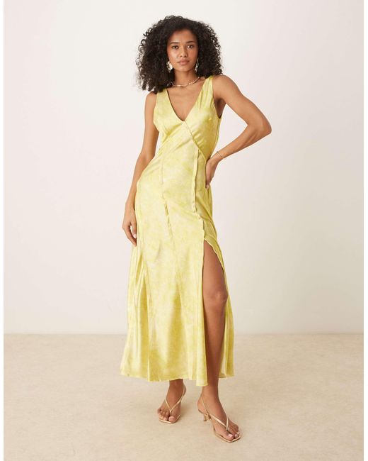 Robe mi-longue croisée dans le dos en satin à imprimé flouté