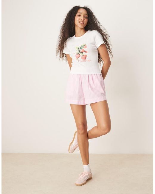 Camiseta Con Diseño Encogido Y Estampado Gráfico De Fresas De Pointelle De -Blanco ASOS de color Brown