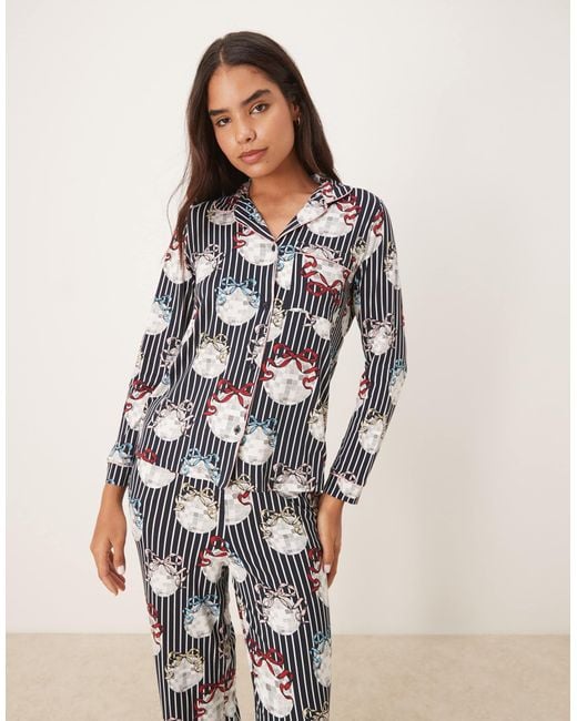 Chelsea Peers Natural – langärmliges pyjama-set aus polyester mit weihnachtlichem diskokugel-print und reverskragen
