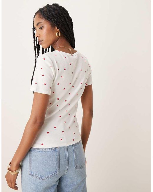 T-Shirt Bianca A Coste Con Stampa Di Cuori Rossi di Jdy in White