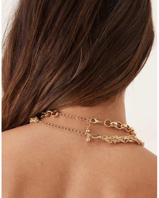 Collar De Varias Hileras Estilo Lariat Con Cadena Gruesa, Charms Y Colgante De Perla De Imitación De Edición Limitada De ASOS de color Natural