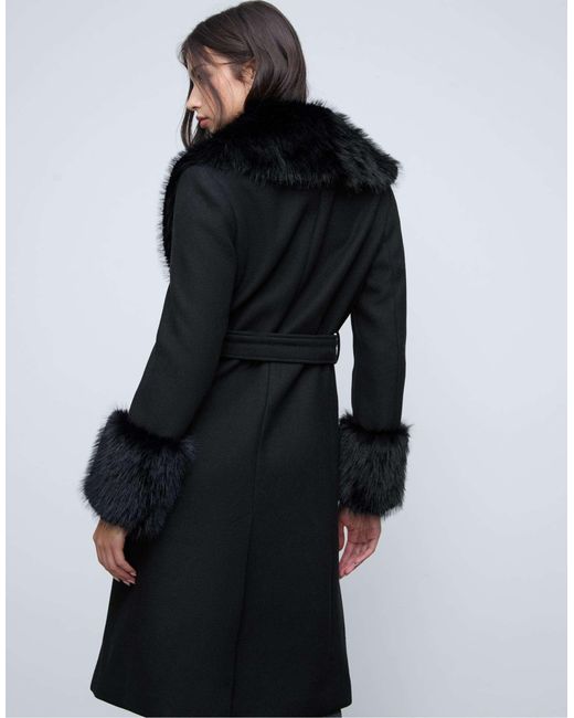 Manteau long avec détails en fausse fourrure Stradivarius en coloris Black