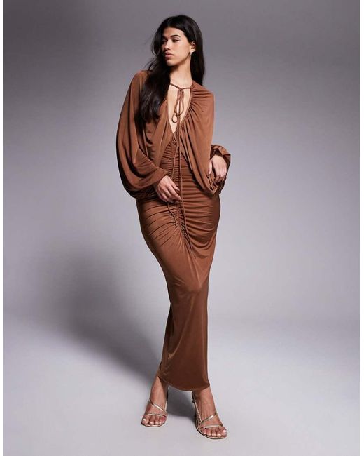Vestido Largo Color Moca Ceñido Fruncido Con Mangas Muy Anchas De ASOS de color Brown