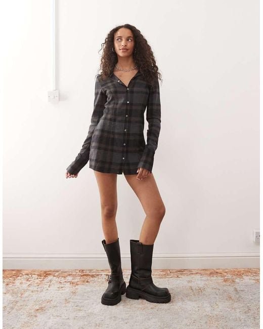 Vestido Camisero Corto Gris Oscuro A Cuadros De Manga Larga Con Cintura Entallada De Monki de color Black