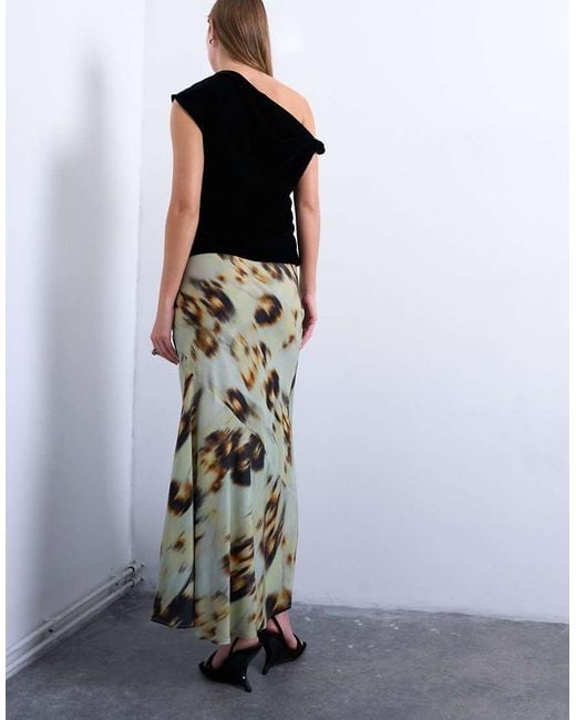Gonna Midi Con Stampa A Fiori Sfocata E Taglio Asimmetrico di TOPSHOP in White