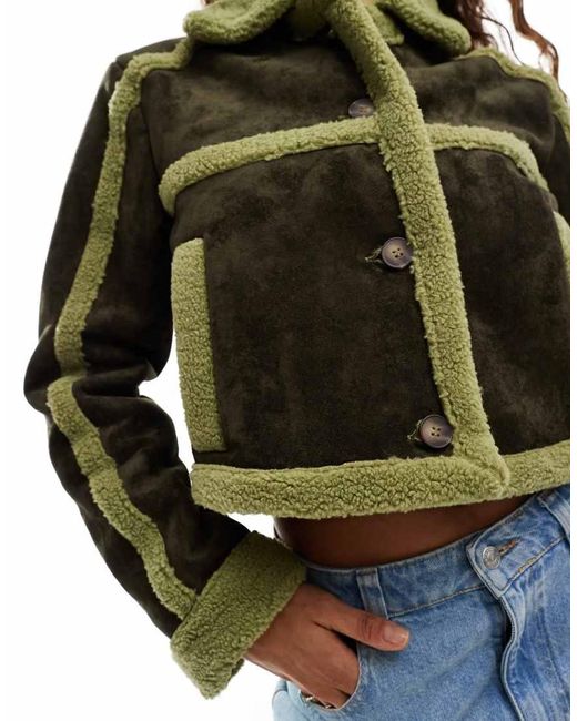 Chaqueta Corta Con Ribetes De Borreguito De -Verde Daisy Street de color Green