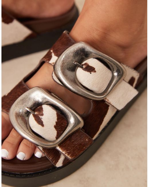Femi - sandales en cuir texturé effet poulain à imprimé vache avec boucles oversize et semelle moulée ASOS en coloris Natural