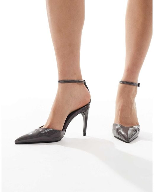 Chaussures à talon avec bout pointu et bride nouée autour Glamorous en coloris White