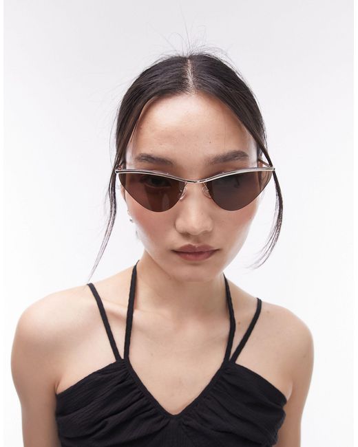 Aster - occhiali da sole a mascherina obliqui di TOPSHOP in Black