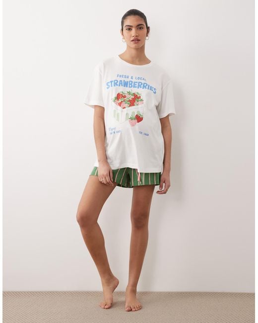 ASOS White Asos design maternity – pyjama mit oversize-t-shirt mit erdbeer-print und shorts