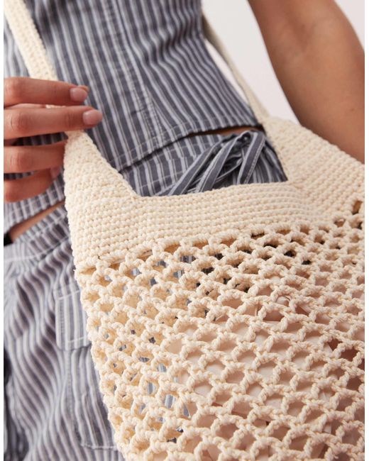 Weekday White – schultertasche aus häkelware