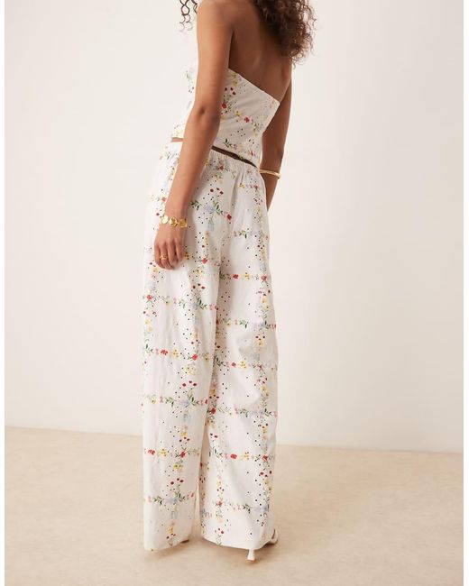 Pantalones De Corte Recto Con Estampado A Cuadros Florales, Bordado Inglés Y Cordón Ajustable De ASOS de color Natural