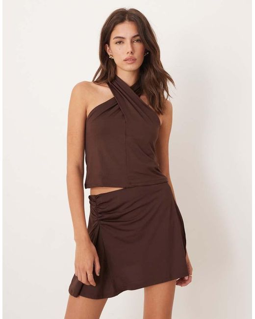 Top Allacciato Al Collo Sinuoso A Portafoglio Con Vita Arricciata di ASOS in Brown