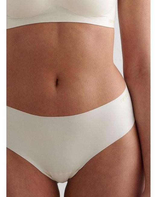 Aim'n White Almond Soft Cheeky Hipster