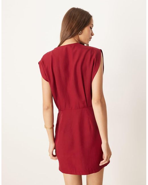 Vestido Corto Drapeado Sin Mangas Con Cuello De Pico De Mango de color Red