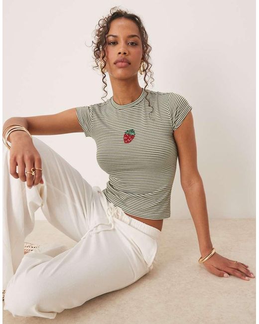 T-Shirt Mini A Righe Con Grafica Con Fragola Realizzata Con Perline di ASOS in Natural