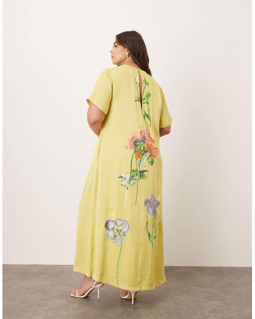 Curve - robe t-shirt longue en satin à broderies florales - citron ARRANGE en coloris Metallic