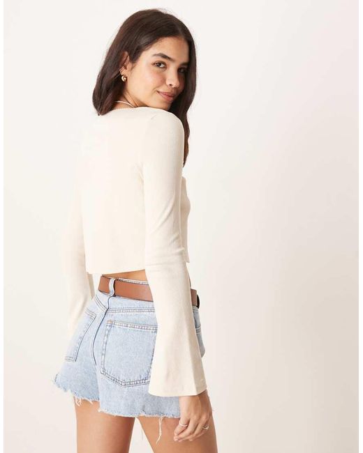 Crop Top Squadrato A Maniche Lunghe Color Crema A Coste Con Finiture di ASOS in White
