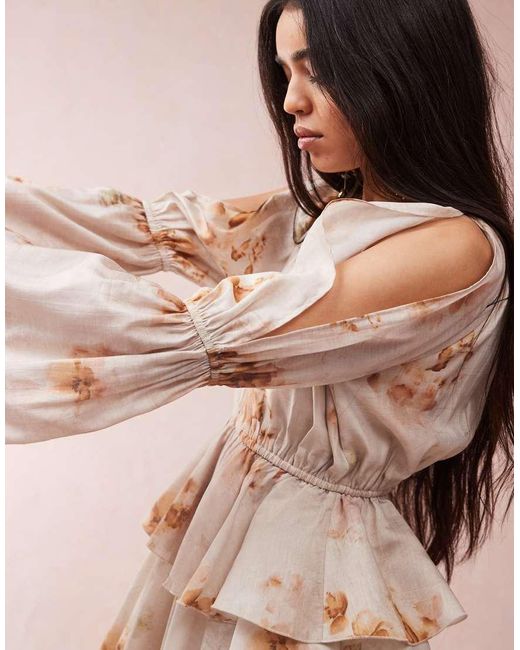 Vestido Corto Con Estampado Floral Difuminado, Hombros Descubiertos Y Volantes De ASOS de color Pink