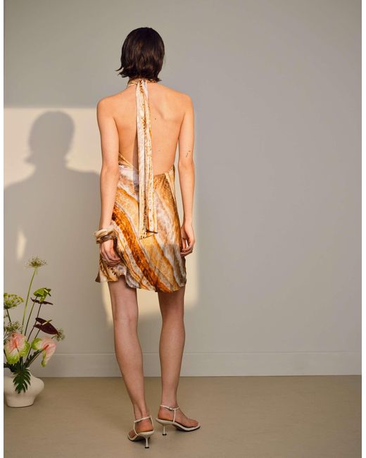 Robe courte satinée avec encolure licou nouée à imprimé minéral flou TOPSHOP en coloris Natural