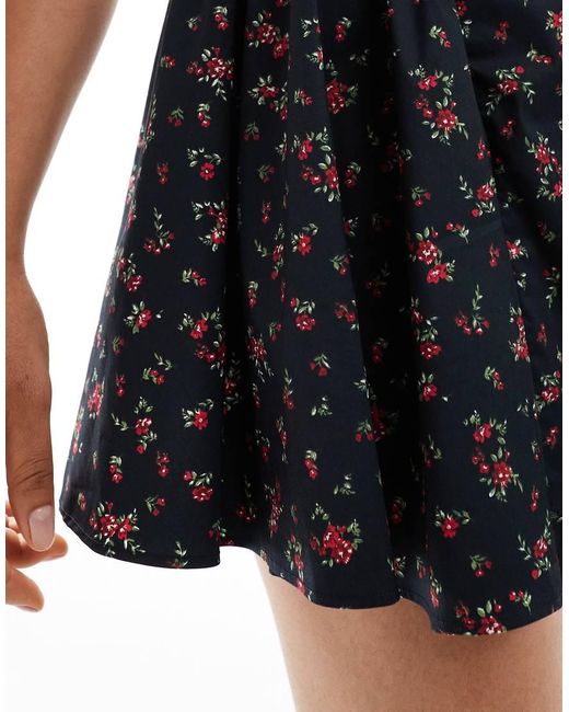 Vestito Corto Voluminoso A Fiori Con Scollo Squadrato di Bershka in Black