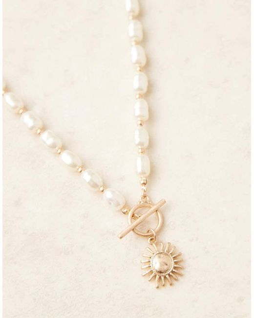 Collana Corta Con Perle Sintetiche E Ciondolo A Sole di ASOS in Brown