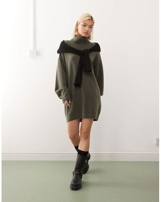 Exclusivité asos - - robe courte en maille avec col montant - kaki chiné Weekday en coloris Green