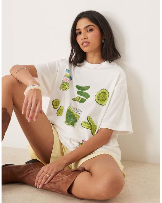 T-Shirt Oversize Bianca Con Grafica Con Sottaceti di ASOS in Brown