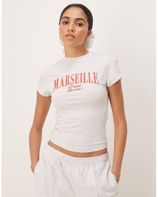 T-Shirt Ristretta Ghiaccio Mélange Con Ricamo "Marseille" di ASOS in White