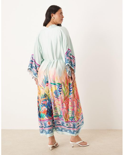 Hope & Ivy Plus White Hope & ivy – es kimono-midikleid mit landschaftsprint, wickeldesign und bindegürtel