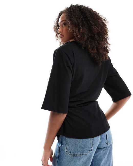 Camiseta Negra Con Hombreras Y Cintura Entallada De ASOS de color Black