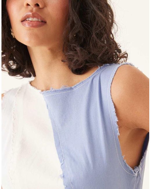 ASOS Mini A-Lijn Jurk Met Denim Look, Gerafelde Zoom En Contrasterend Paneel in het White