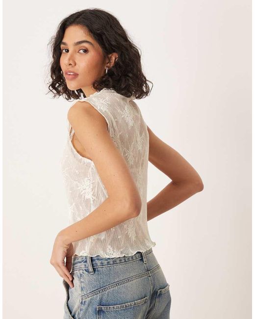 Top Sin Mangas Con Cuello Alzado De Encaje De Gina Tricot de color Natural
